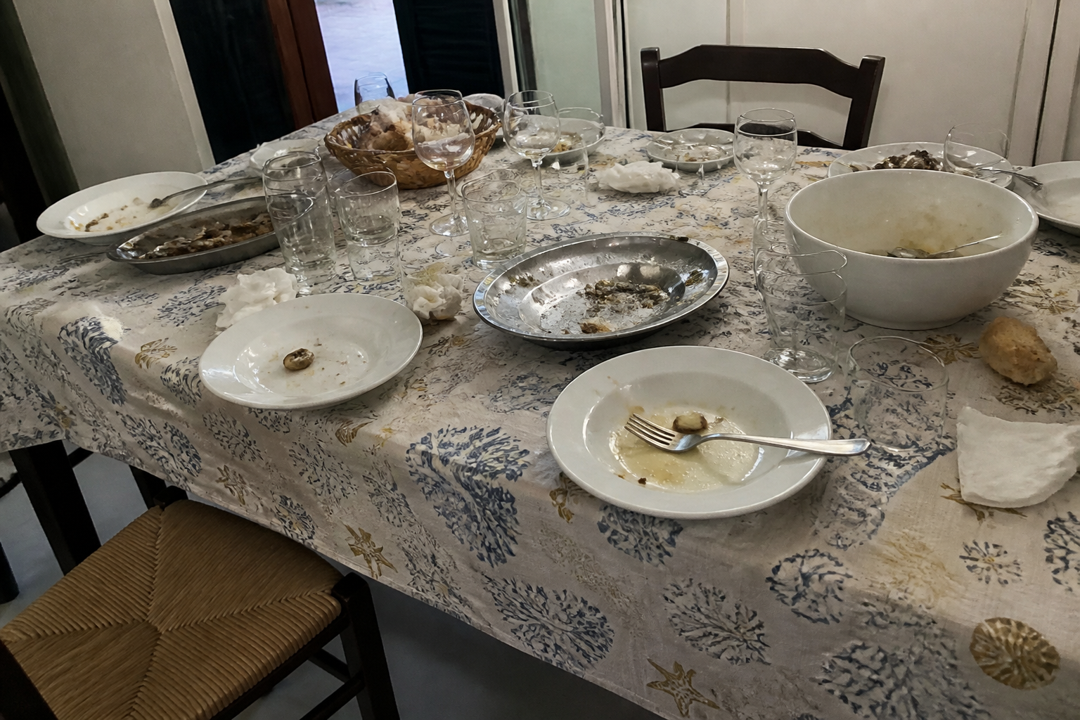 Tavolo dopo una festa.