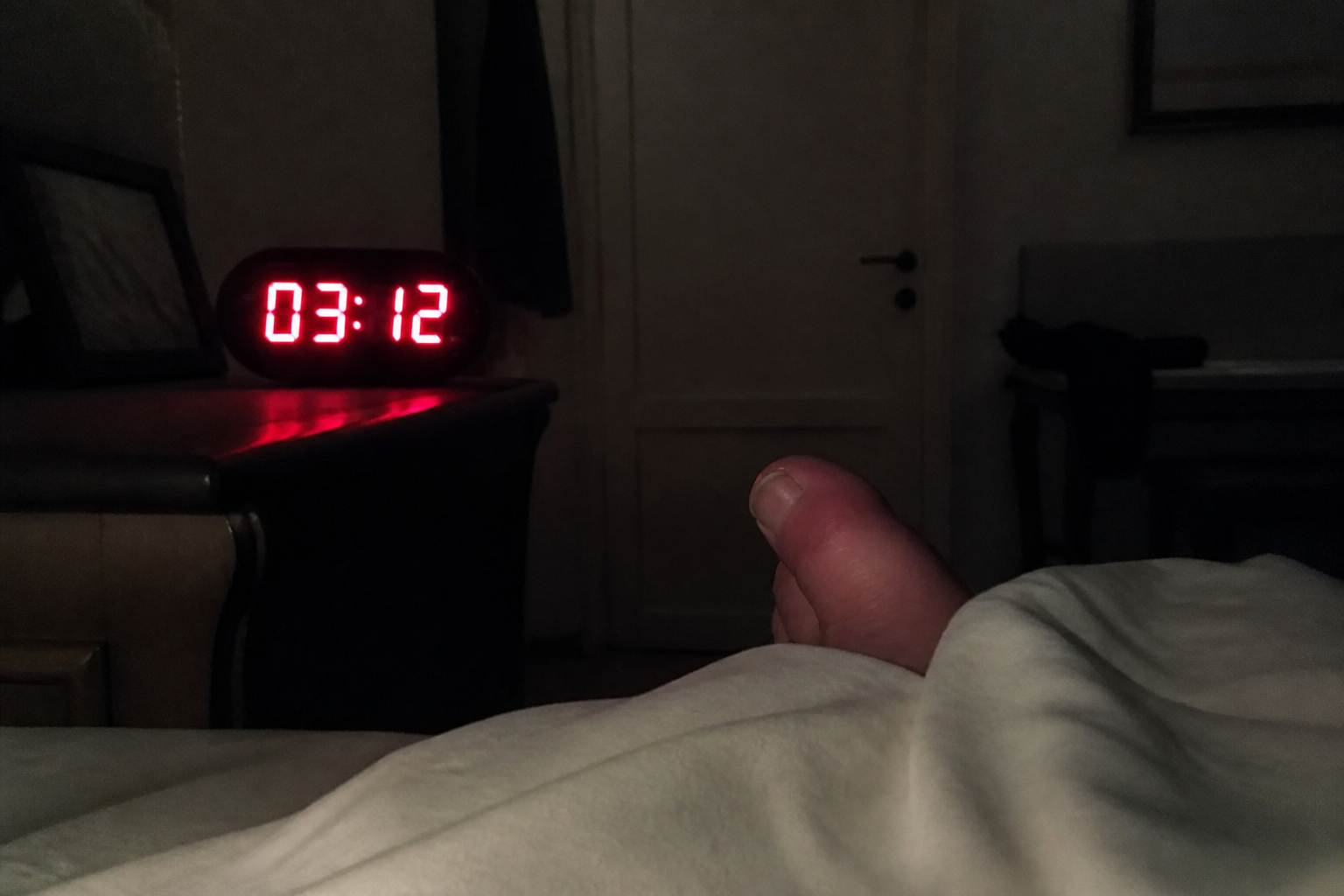 Sveglia sul comodino, poco dopo le tre.