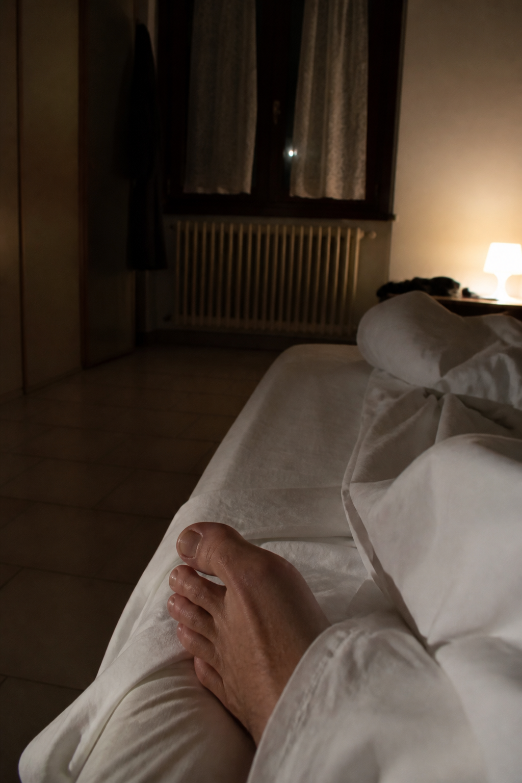 Il materasso si sposta di tre centimetri. Lui non dice niente.